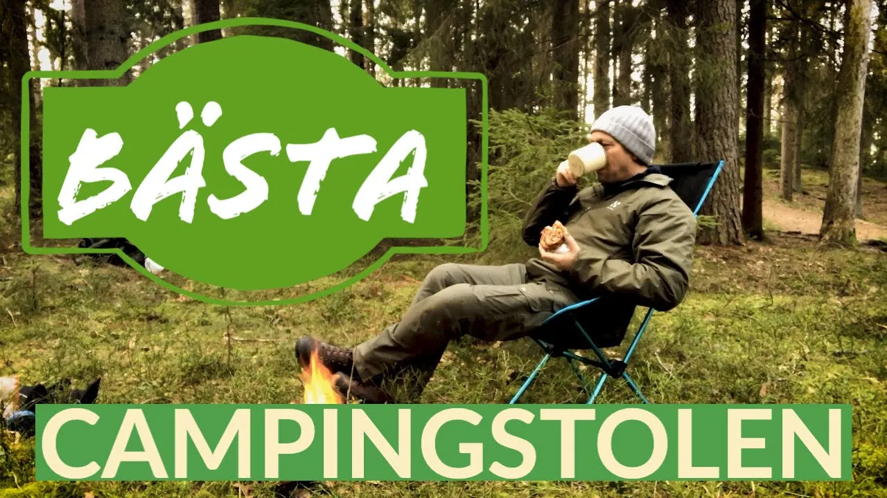 Skogsgeek sitter i en stol och dricker kaffe i skogen
